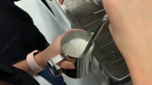 Как правильно взбивать молоко для капучино и латте в два этапа? Взбиваем молоко в пену для кофе