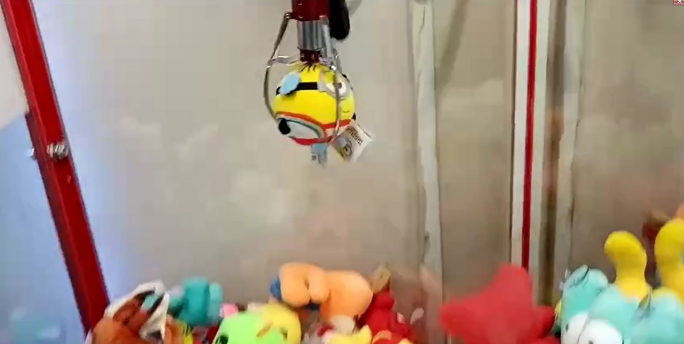 Хватайка / Аппарат с Игрушками / #76 / Охотимся на Миньона(Minions)