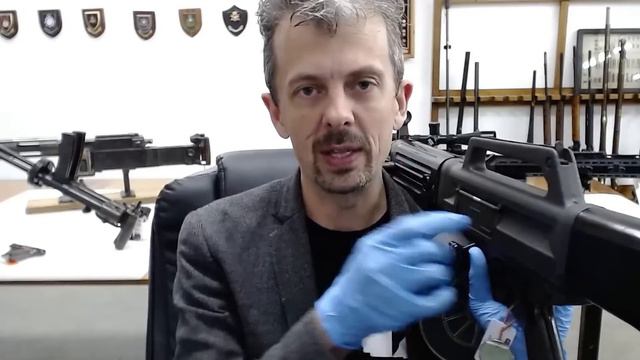 Firearms Expert Reacts To Call Of Duty: Modern Warfare 3’s Guns смотреть онлайн