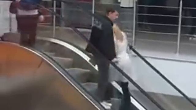 поднимается на эскалаторе смотреть онлайн