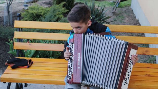Little boy plays the button accordion. Маленький мальчик играет на баяне!! Чардаш смотреть онлайн