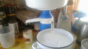 Сепарирую молоко, делаю сметану.