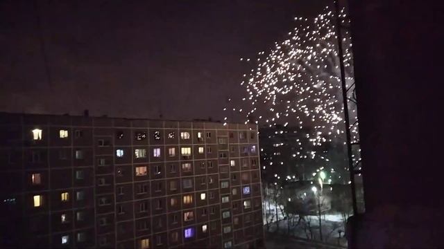 1.01.2022 Новогодний фейерверк в нашем дворе , Ура ! С Новым годом товарищи ! смотреть онлайн