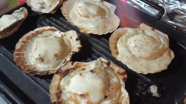 Тайская сексуальная девушкаподает жареные устрицы и морские гребешки. смотреть онлайн