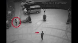 Видео камера засняла как какая то сущность переселяется из одного прохож