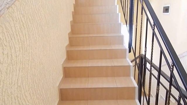 Подъезд, лестница в эллинге смотреть онлайн