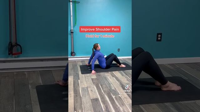 Improve shoulder pain and posture with this stretch from Dr. Chloe. смотреть онлайн