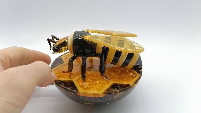 Пчела статуэтка из янтаря. Необычный подарок фигурка неваляшка. Baltamber amber bee смотреть онлайн