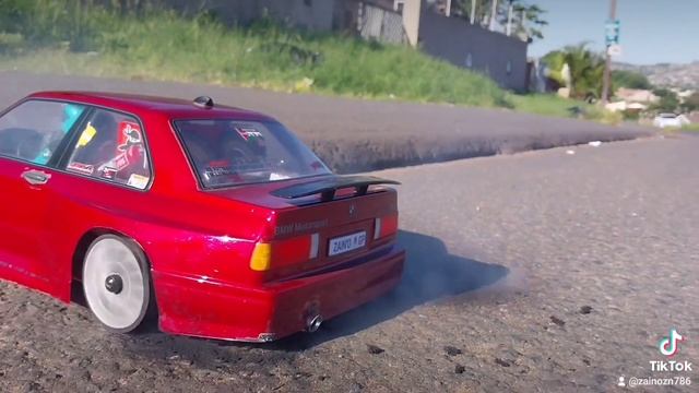 HSP Flying Fish 1 - BMW E30 M3 - Burnout & Smokeout ????? #zainosmodifiedrccarsandcrawlers смотреть онлайн