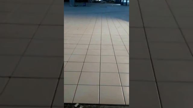 Скоростная укладка керамогранита, плитки. Плиточники высший пилотаж! смотреть онлайн