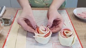 Розочки из слоеного теста с колбасой. Экспресс рецепт вкусняшки к чаю