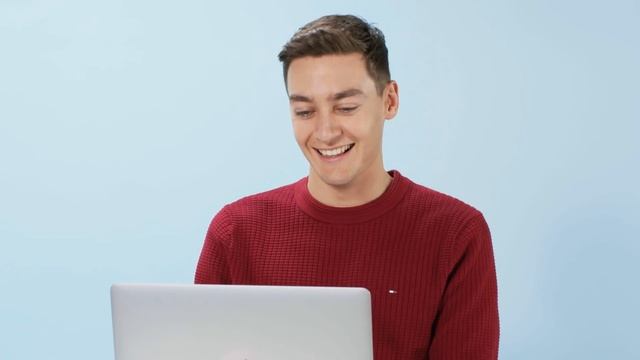 F1 Driver George Russell Replies to Fans on the Internet | GQ Sports смотреть онлайн