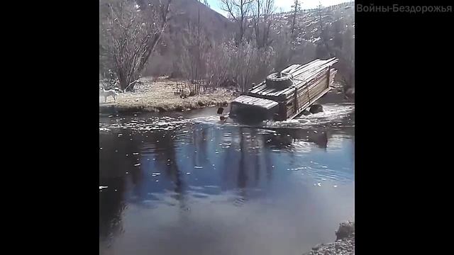 Занырнул на грузовике Урал почти на всю кабину. смотреть онлайн