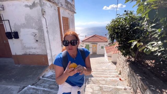 Скопелос. Scopelos (Greece ).Церковь на скале в Эгейском море, оливковый сад и деревушка острова смотреть онлайн