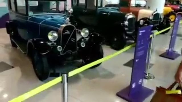 В аэропорту Домодедово выстовили эксклюзивные ретро автомобили на показ смотреть онлайн