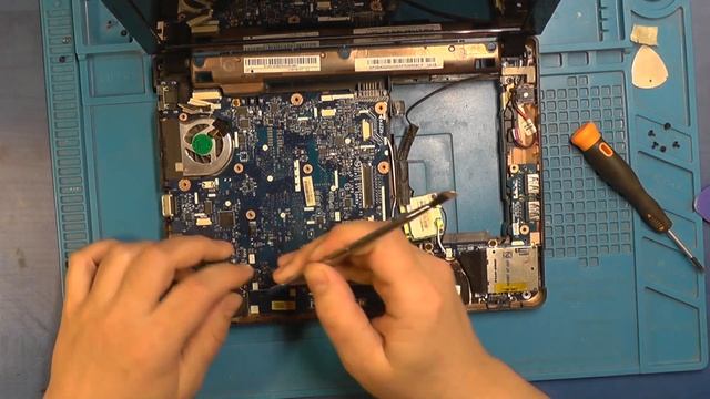 Разборка ноутбука Acer Aspire one KAV60 смотреть онлайн