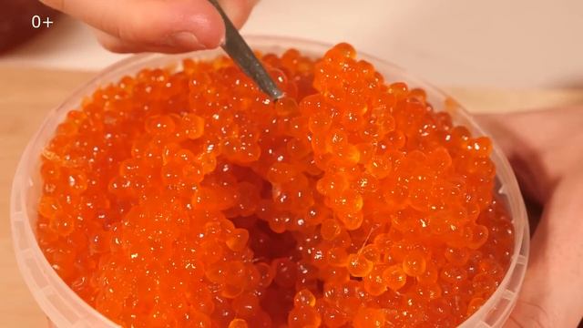 Свежая вкусная красная икра