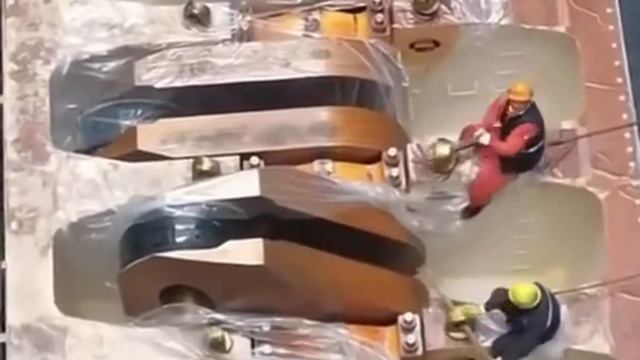 Они не сказочные гномы)) Это двигатель морского судна. смотреть онлайн
