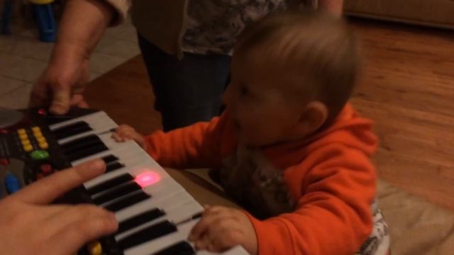 Дилан пианист - 10 месяцев - Dylan is a piano player - 10 month смотреть онлайн