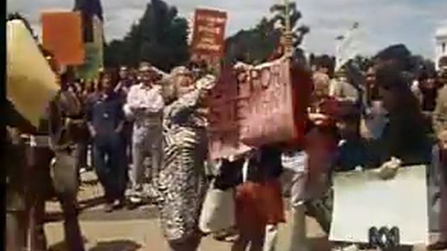Groups of Demonstrators Clash Over 'No Fault Divorce' Bill (1975) смотреть онлайн