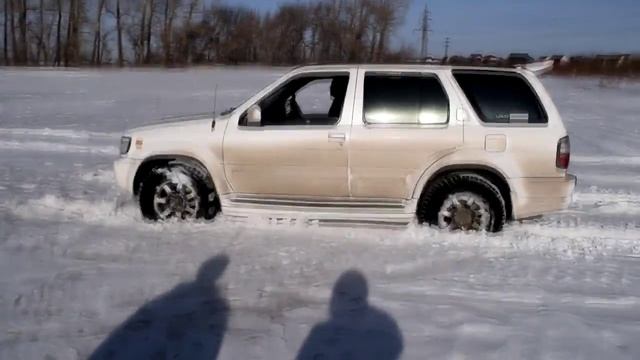 Nissan NP300 и Nissan Terrano Regulus Весенний снег