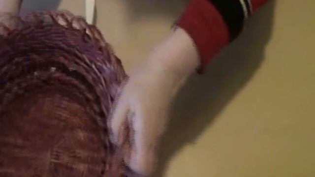 Закрытие края плетеного изделия из газетных трубочек - способ 2 смотреть онлайн