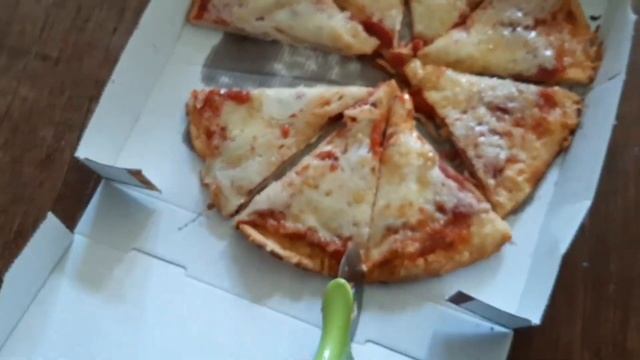 Украинцы в Германии. Наша хозяйка угостила нас пиццей. Немцы нас любят и угощают. смотреть онлайн