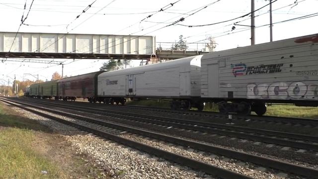 Электровоз ВЛ11М-293 (ТЧЭ-1) с грузовым поездом.