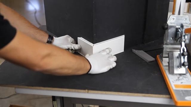 Внешний угол меньше 90 градусов на плинтусе Cubu толщиной 11мм смотреть онлайн