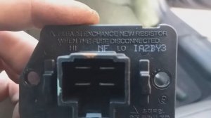 Замена резистора вентилятора печки салона Hyundai Elantra Avante/Replacing the interior fan resisto