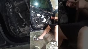 Пассат б6. не откриваїця дверка з наружі. ремонт дверей. заміна троса дверной ручки. сто.