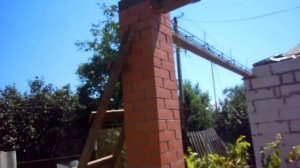 Связываем опорный столб с домом