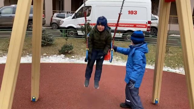 Качаются на качелях смотреть онлайн