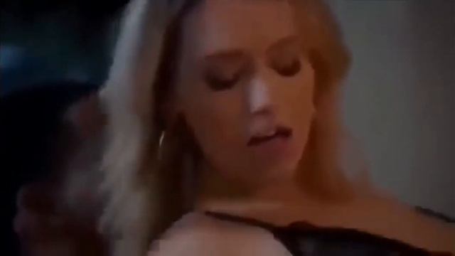 Kadın Adamı Yatağa Çağırıyor Ateşli Sevişme