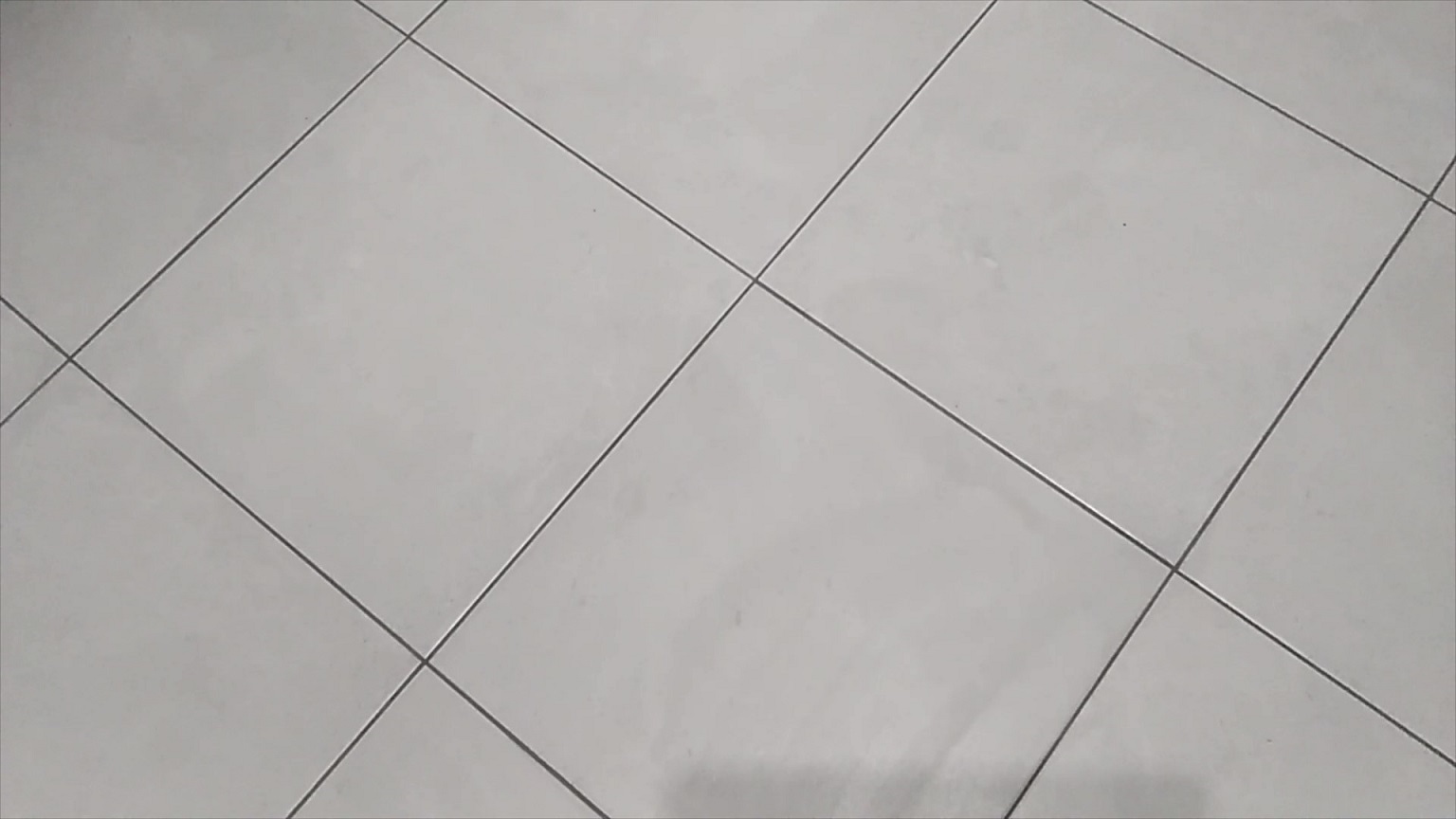 Как быстро обновить кафельную плитку? Реставрация затирки.mp4