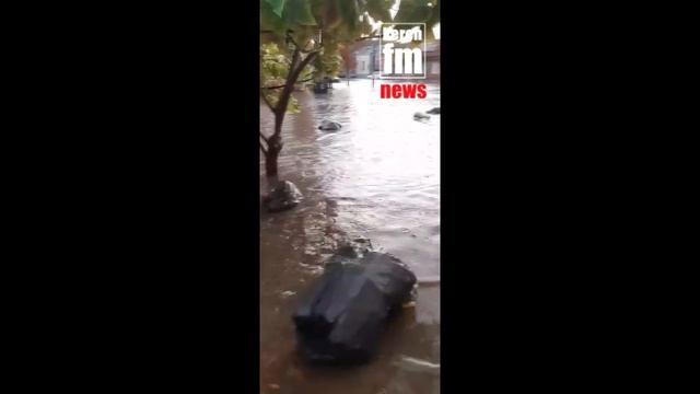 Во время дождя мусор поплыл по улицам Керчи смотреть онлайн