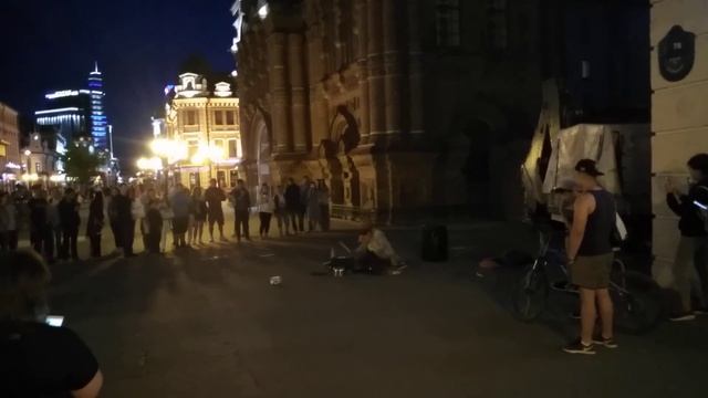 Барабанное Шоу на кастрюлях, крышках и канистре под громкую музыку на Баумана в Казани смотреть онлайн