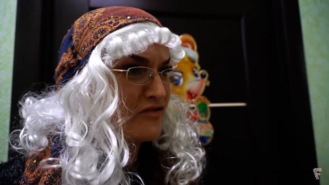 вынужденный диалог с пожилой дамой, выражающей своё прямое недовольство смотреть онлайн