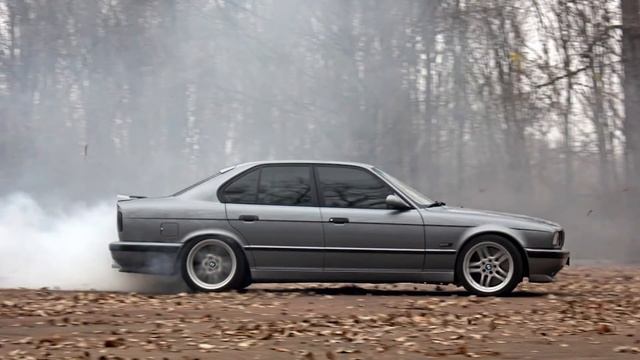 Дрифт BMW E34 в осеннем парке. BMW E34 с двигателем V10. Drift BMW E34 in the autumn park. смотреть онлайн