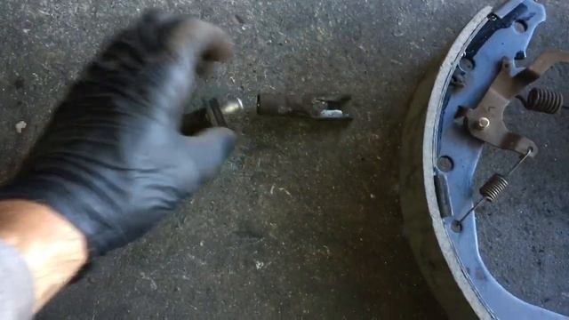 How To Replace Rear Brake Shoes And Drums On A Toyota Tundra (2000-2006) смотреть онлайн