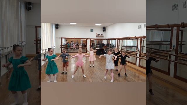 Нина танцует медленный вальс и чачача на открытом уроке. ДТ Центральный, г. Новосибирск, 30.05.2023 смотреть онлайн