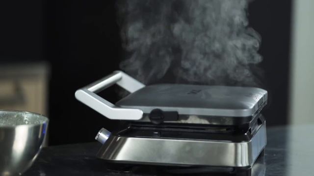 Waffle genius - digital waffle iron (DO9219W) product movie смотреть онлайн