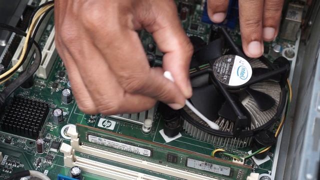 How to Clean a CPU Fan without Removing it смотреть онлайн