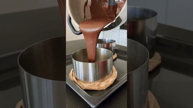 Печем бисквит в кольце без фольги #какиспечьбисквит #рецепт #рецепты #бисквитдляторта смотреть онлайн