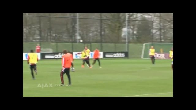 Ajax speelt onderling duel op de training van 5 April 2011 смотреть онлайн