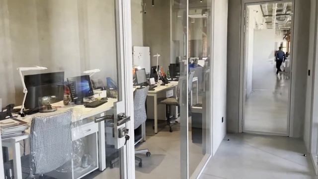 Остекление офисного пространства перегородками из закаленного стекла в белом каркасе смотреть онлайн