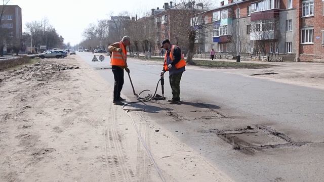 К ремонту 3000 квадратных метров выбоин уже приступили дорожные службы смотреть онлайн