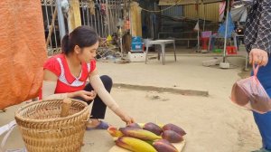 A 17-year-old single mother, 6 months pregnant, went to the forest to find banana flowers to sell
