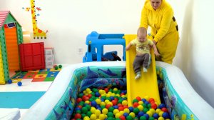 Бассейн с шариками для детей надули его и насыпал разноцветные шарики