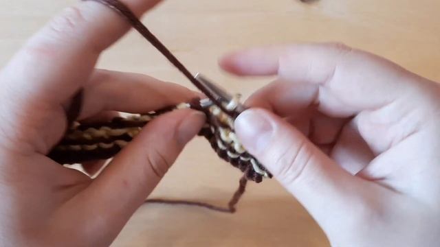 Вяжем простой, ленивый жаккард с волнистым рисунком спицами. смотреть онлайн